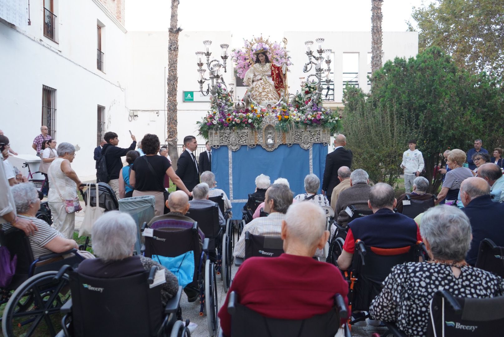 motril-la-divina-pastora-recorre-con-fervor-las-calles-del-barrio-de-los-capuchinos