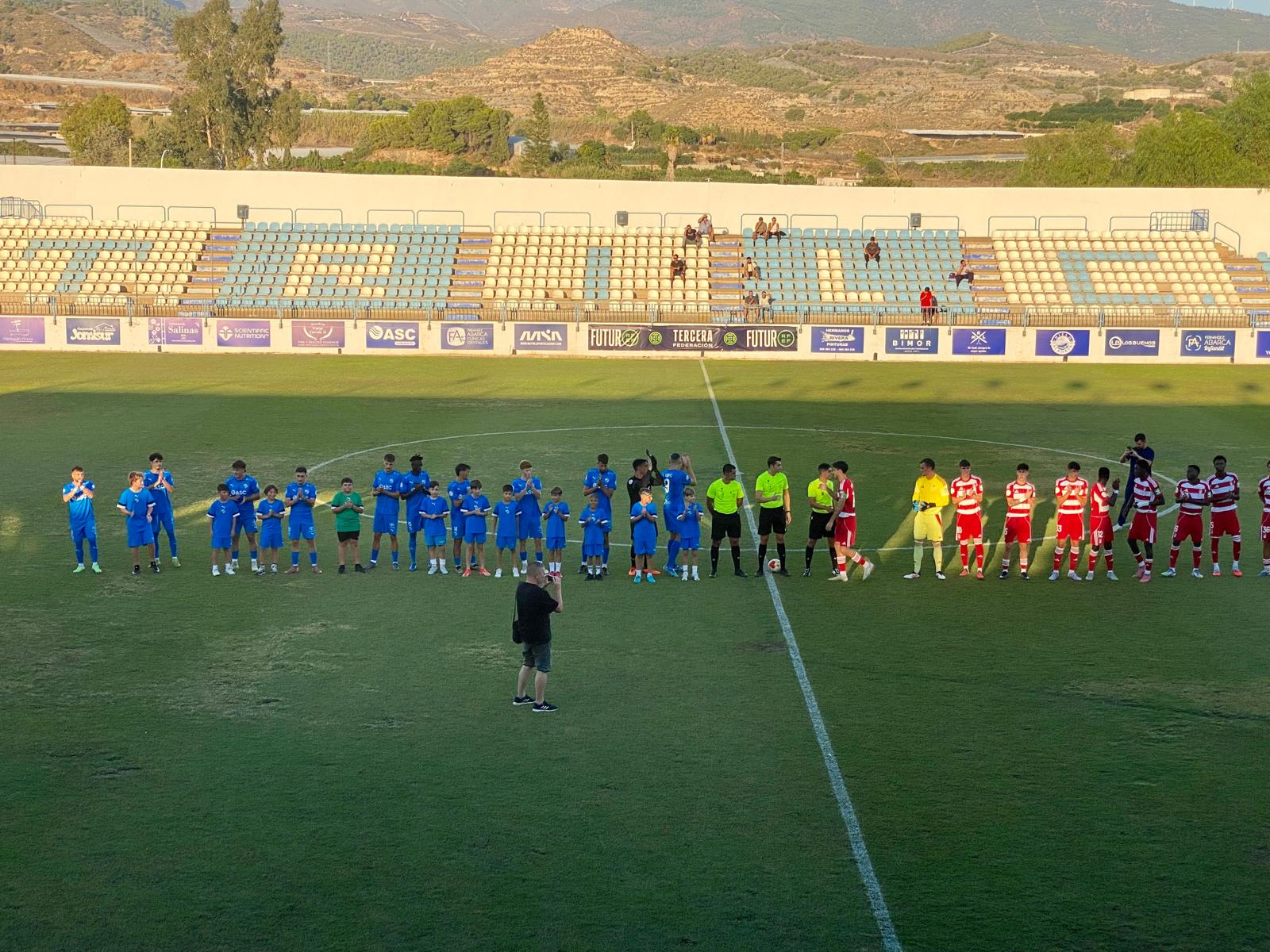 el-cf-motril-supera-al-recreativo-granada-en-un-derbi-vibrante-y-se-coloca-lider