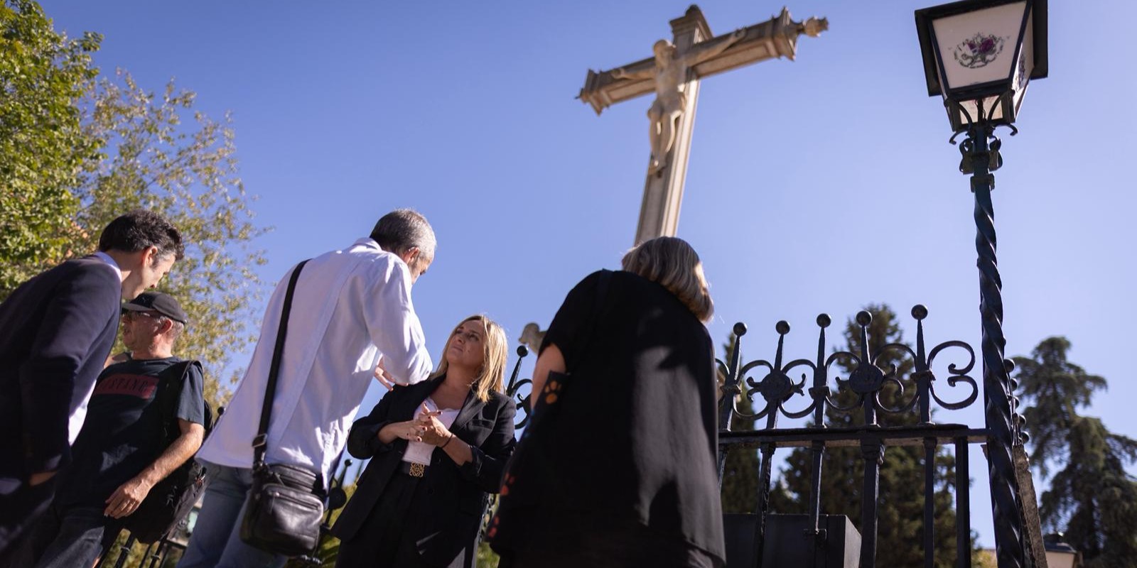 vandalismo-en-el-cristo-de-los-favores-la-alcaldesa-denuncia-los-danos-y-anuncia-una-restauracion-urgente-del-monumento