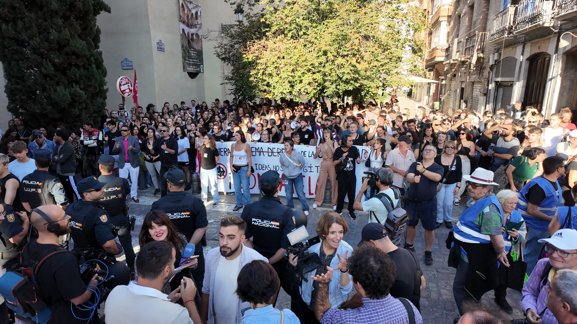 granada-crecen-los-enfrentamientos-y-la-tension-en-la-ugr-colectivos-protestan-contra-acto-de-vito-quiles-bajo-fuerte-despliegue-policial