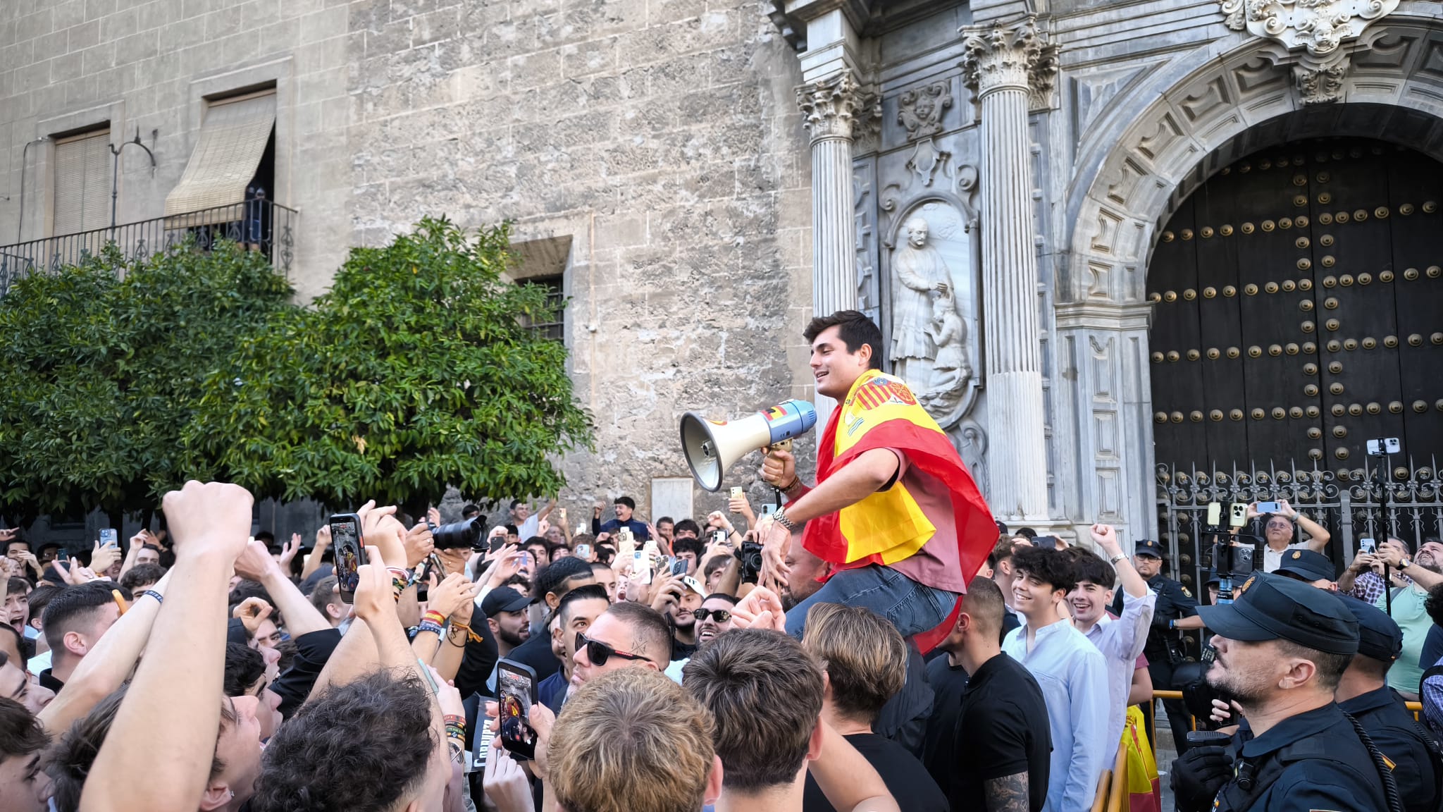 granada-crecen-los-enfrentamientos-y-la-tension-en-la-ugr-colectivos-protestan-contra-acto-de-vito-quiles-bajo-fuerte-despliegue-policial