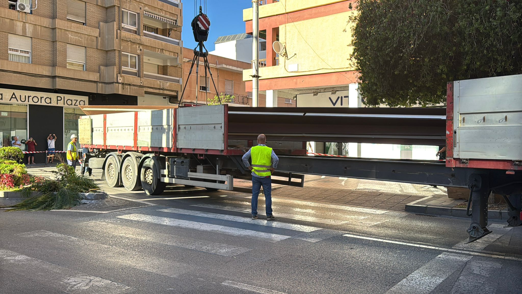 motril-asegura-la-conservacion-del-obelisco-tras-un-percance-durante-su-traslado