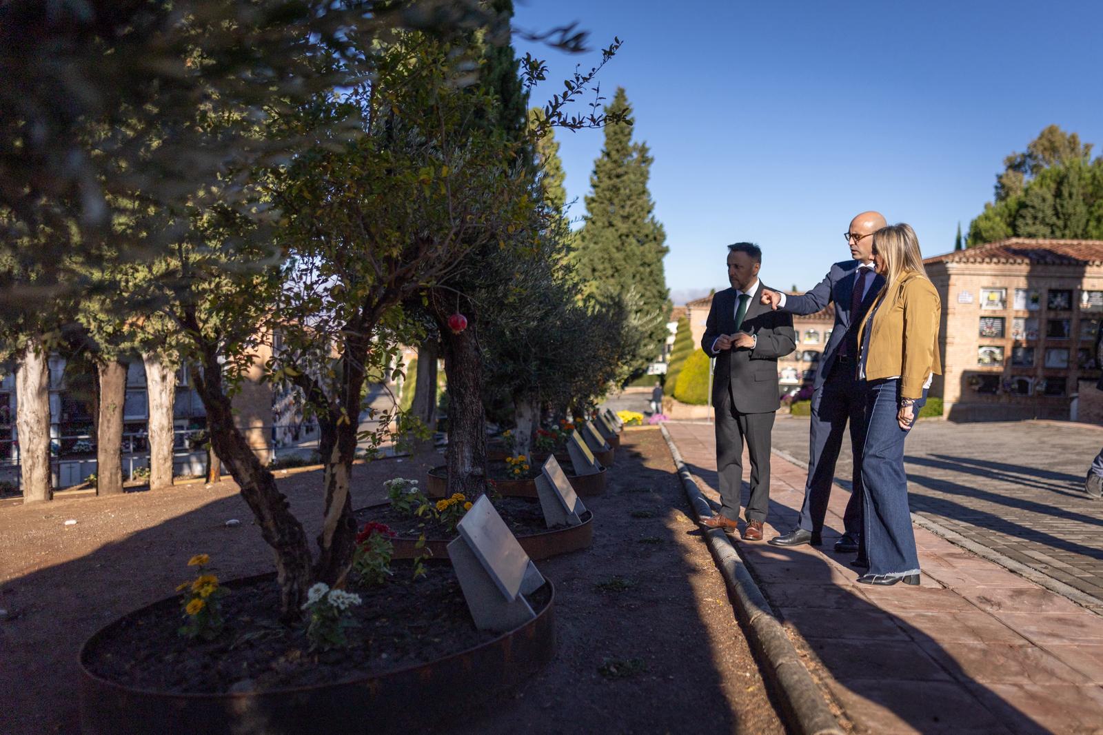 el-cementerio-de-granada-estrena-el-jardin-del-recuerdo-un-espacio-de-inhumacion-ecologica-dentro-del-refuerzo-por-todos-los-santos