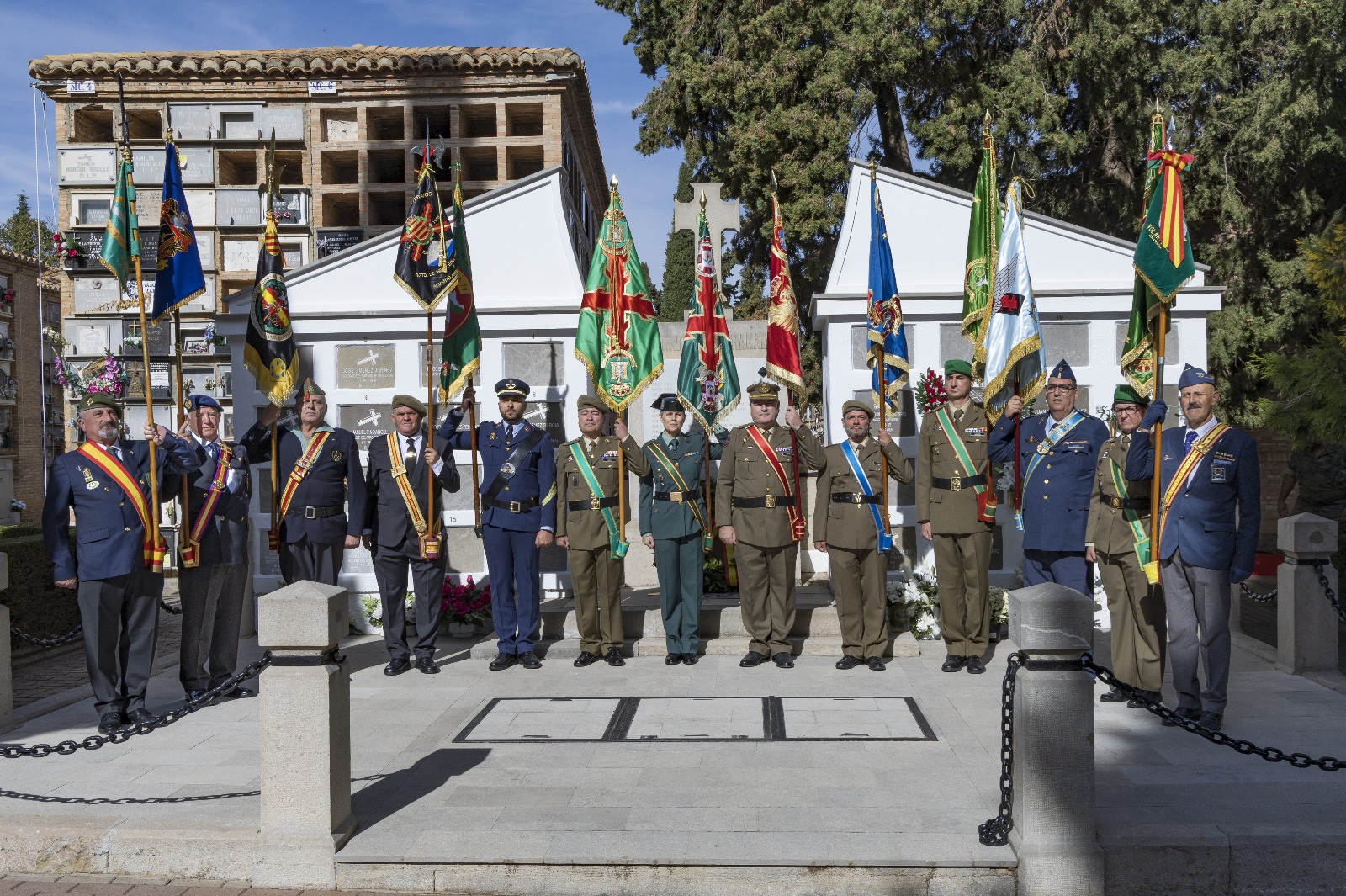 granada-el-madoc-rinde-homenaje-a-los-caidos-por-la-patria-en-el-cementerio-de-san-jose-de-granada