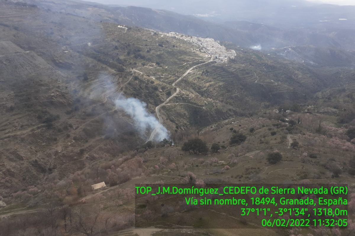 incendio-activo-en-laroles-el-infoca-despliega-un-amplio-operativo-en-la-alpujarra