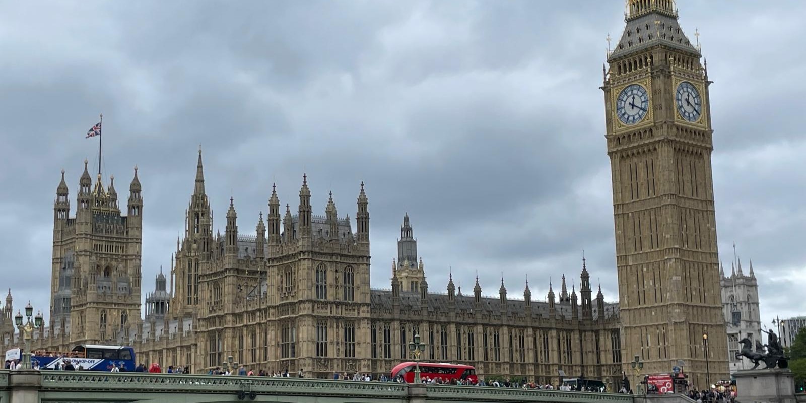 almunecar-la-herradura-conquista-londres-con-una-potente-campana-promocional-en-victoria-station-y-leicester-square