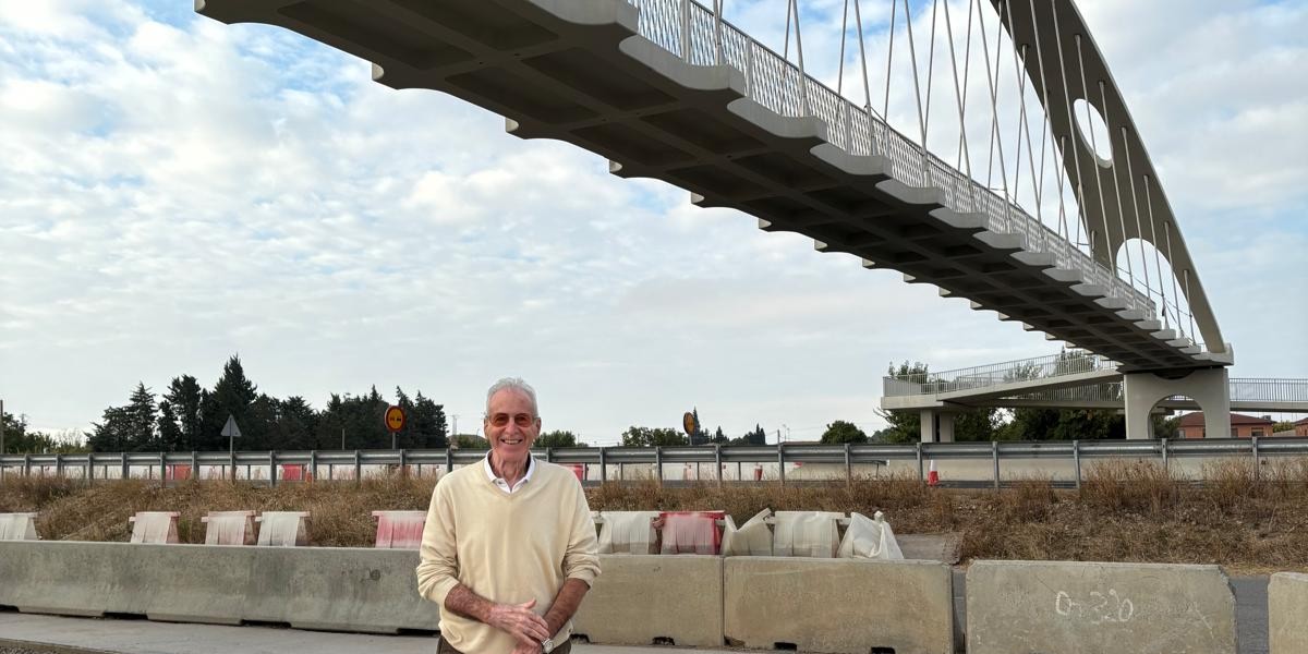 el-creador-del-iconico-obelisco-de-motril-premiado-por-su-legado-escultorico-en-europa