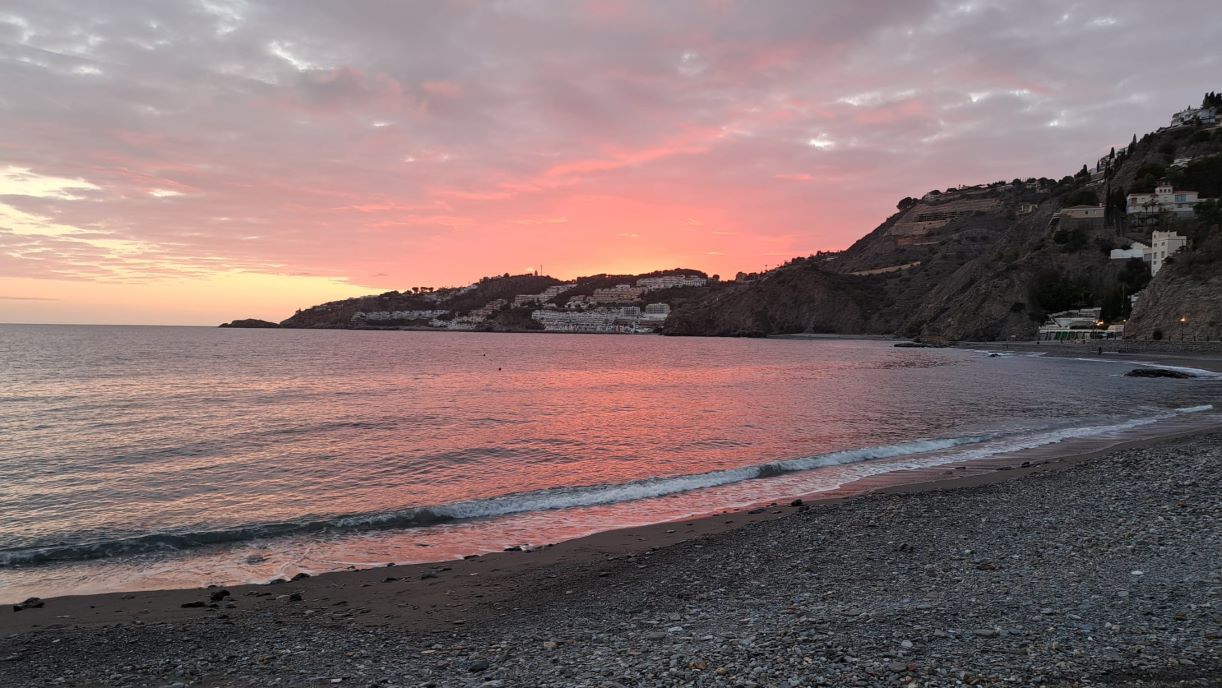 detenidos-22-migrantes-magrebies-entre-ellos-varios-menores-tras-arribar-en-lancha-a-la-playa-de-la-herradura