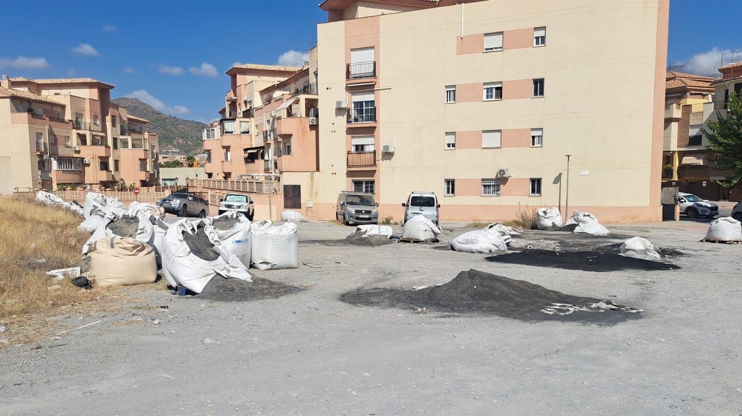 psoe-motril-alerta-sobre-sacos-de-caucho-abandonados-junto-a-viviendas-en-cerrillo-y-balcon-de-san-fernando-que-ponen-en-riesgo-la-salud-de-los-vecinos