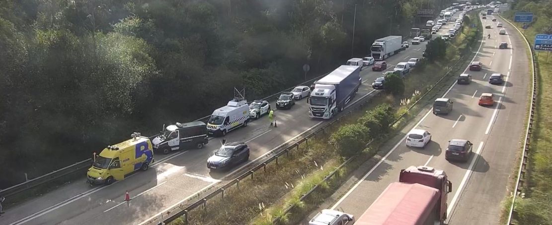 granada-la-dgt-controlo-18-338-vehiculos-y-denuncio-a-275-conductores-por-distracciones-en-la-ultima-campana-donde-el-59-fueron-por-usar-el-movil-al-volante