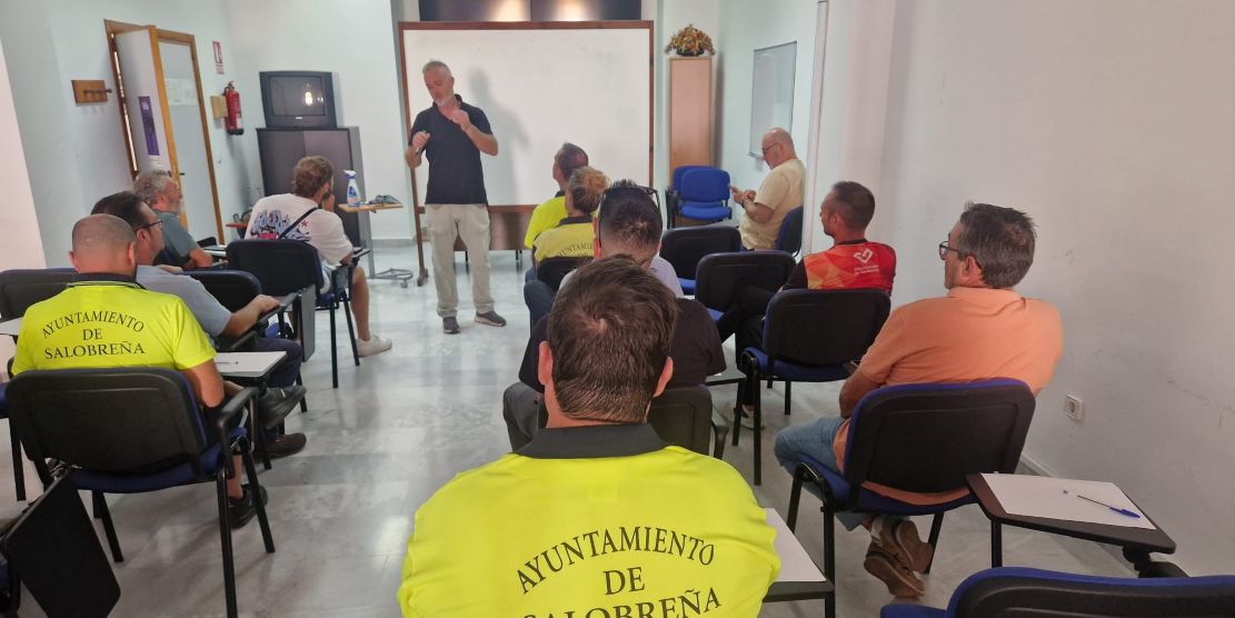 salobrena-forma-a-sus-operarios-en-un-nuevo-protocolo-de-poda-urbana-mas-sostenible-y-respetuoso-con-los-arboles