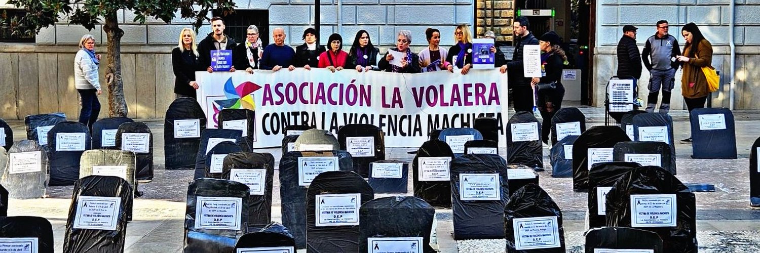 la-volaera-instala-80-lapidas-ante-el-ayuntamiento-de-granada-en-homenaje-a-victimas-de-violencia-de-genero-y-denuncia-fallos-institucionales