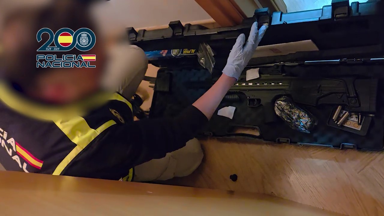 15-detenidos-y-18-registros-en-una-macrooperacion-contra-el-trafico-de-armas-y-drogas-en-almeria-y-granada