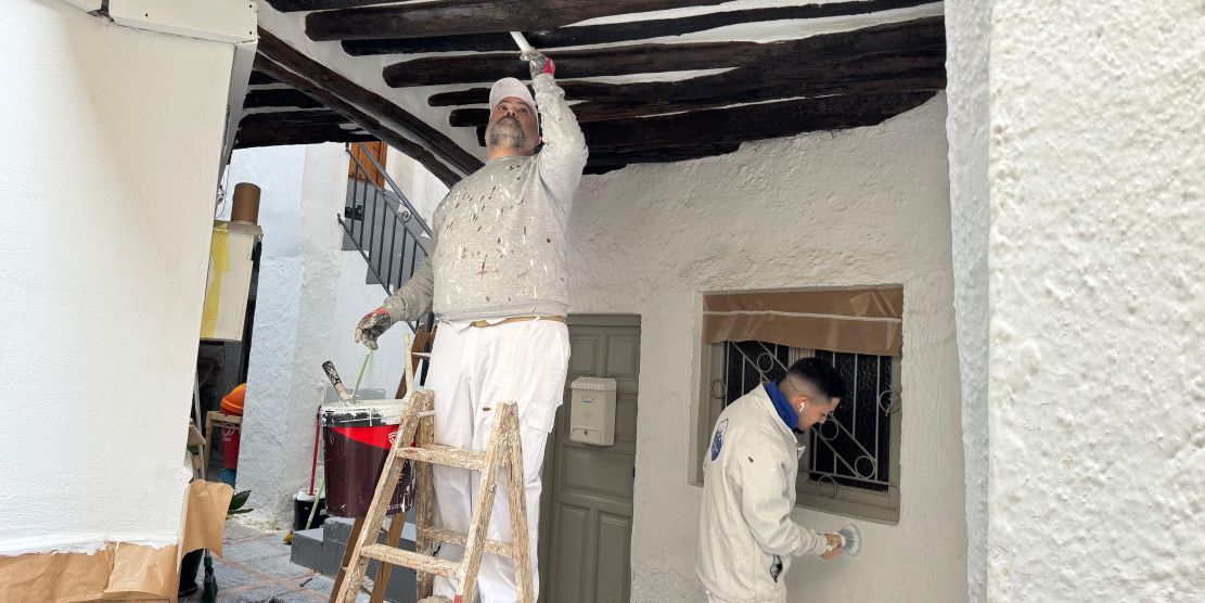 lanjaron-impulsa-la-mejora-del-casco-antiguo-con-1-500-plantas-8-900-litros-de-pintura-y-1-100-litros-de-barniz-para-su-revitalizacion