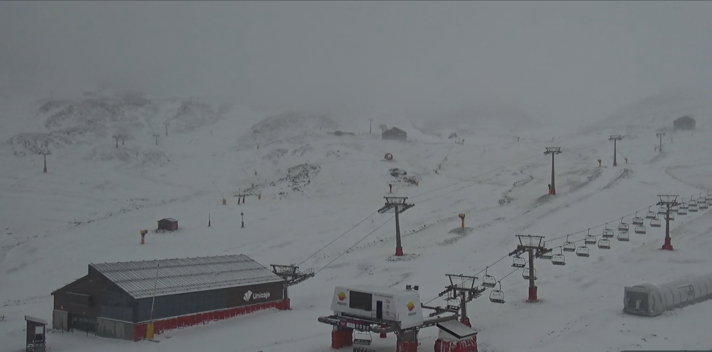 la-borrasca-claudia-deja-nieve-en-las-cumbres-de-granada-mientras-arrancan-las-obras-de-mejora-en-la-carretera-de-sierra-nevada