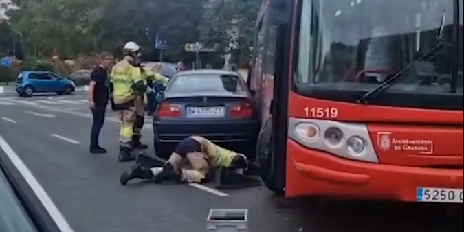 granada-una-mujer-queda-atrapada-bajo-un-autobus-en-un-accidente-multiple-en-el-zaidin