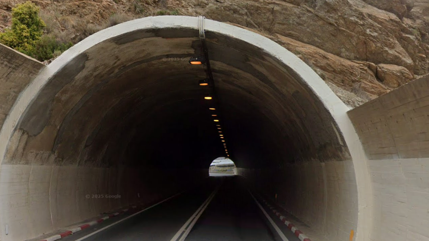 motril-accidente-en-el-tunel-de-sacratif-de-torrenueva-con-3-heridos-graves-detiene-la-n-340-y-moviliza-a-bomberos-y-ambulancias