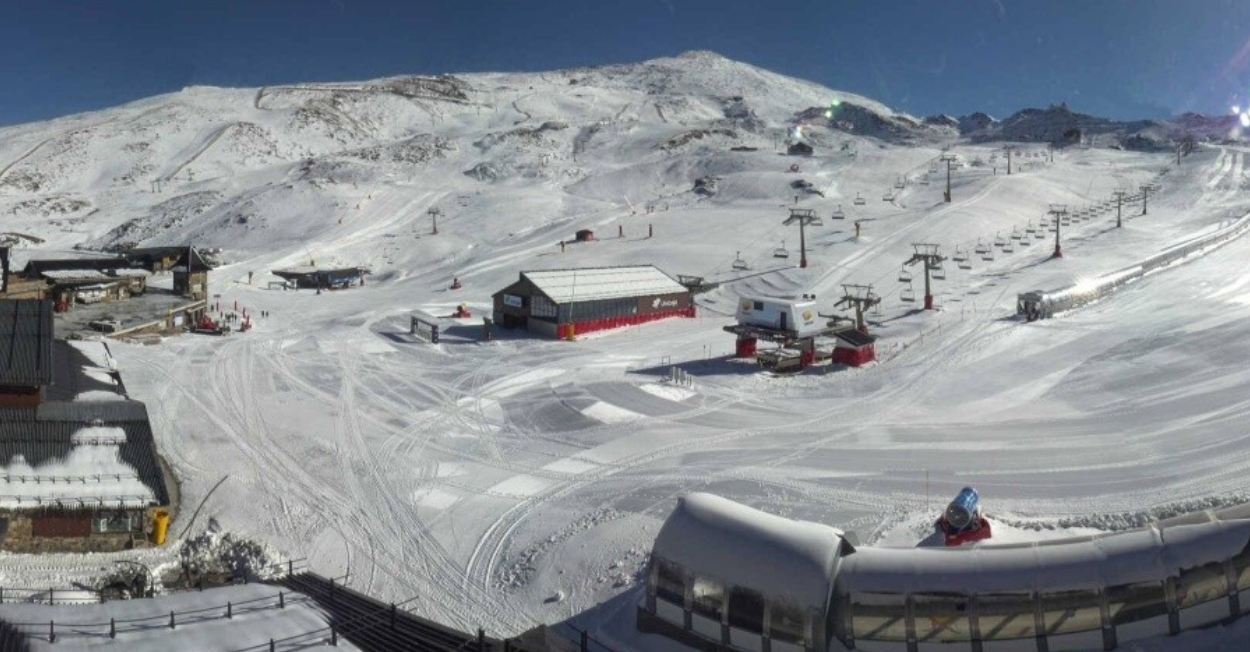 granada-sierra-nevada-inaugura-temporada-con-7-km-esquiables-nieve-de-20-40-cm-nueve-pistas-nueve-remontes-y-una-oferta-reforzada-de-servicios-y-actividades
