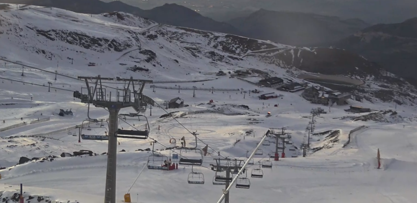 granada-el-primer-fin-de-semana-de-la-temporada-de-esqui-llega-con-estabilidad-el-sabado-y-nieve-el-domingo-en-sierra-nevada