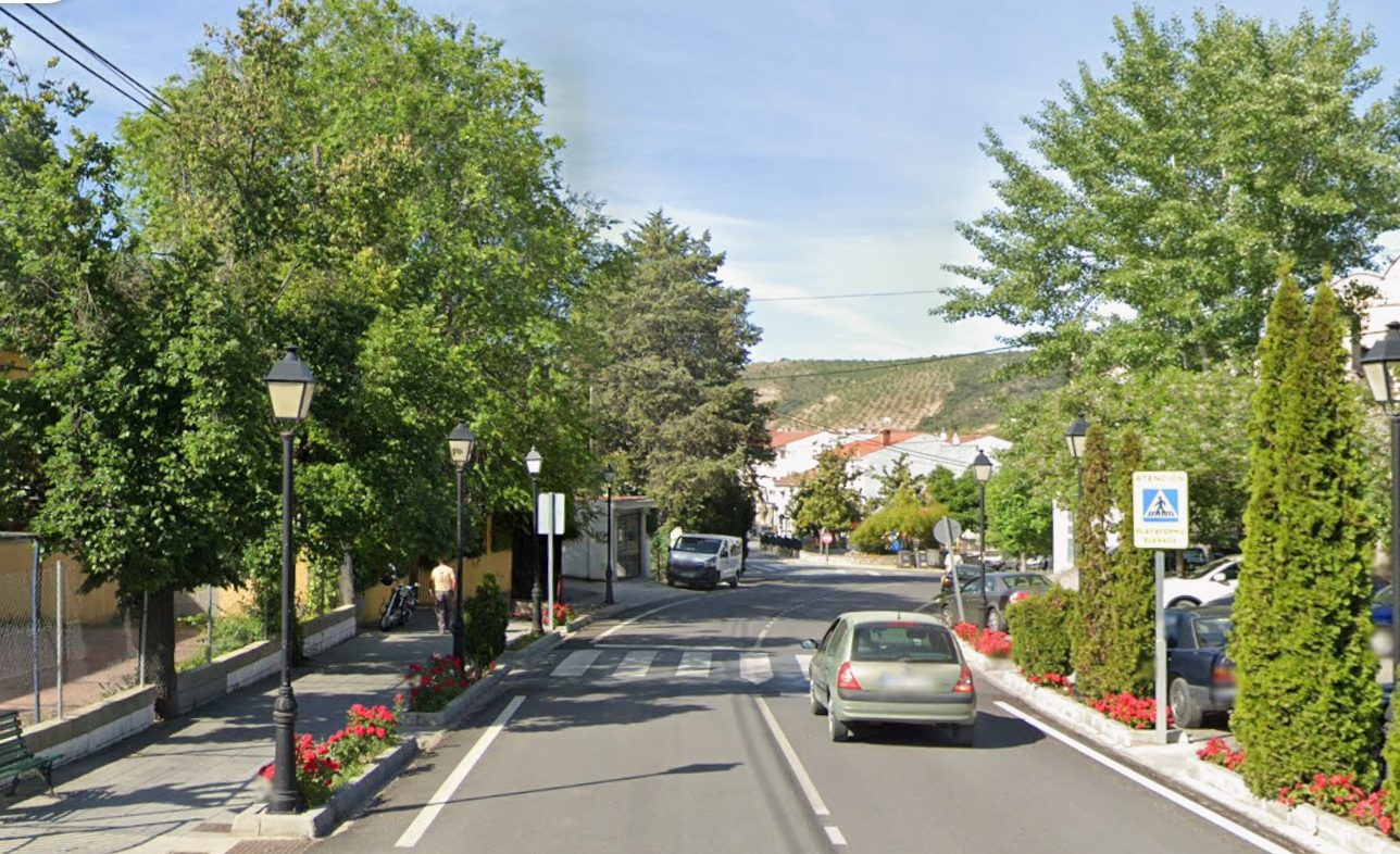 tragico-choque-en-huetor-santillan-dos-muertos-al-estrellarse-un-turismo-contra-el-muro-de-una-rotonda