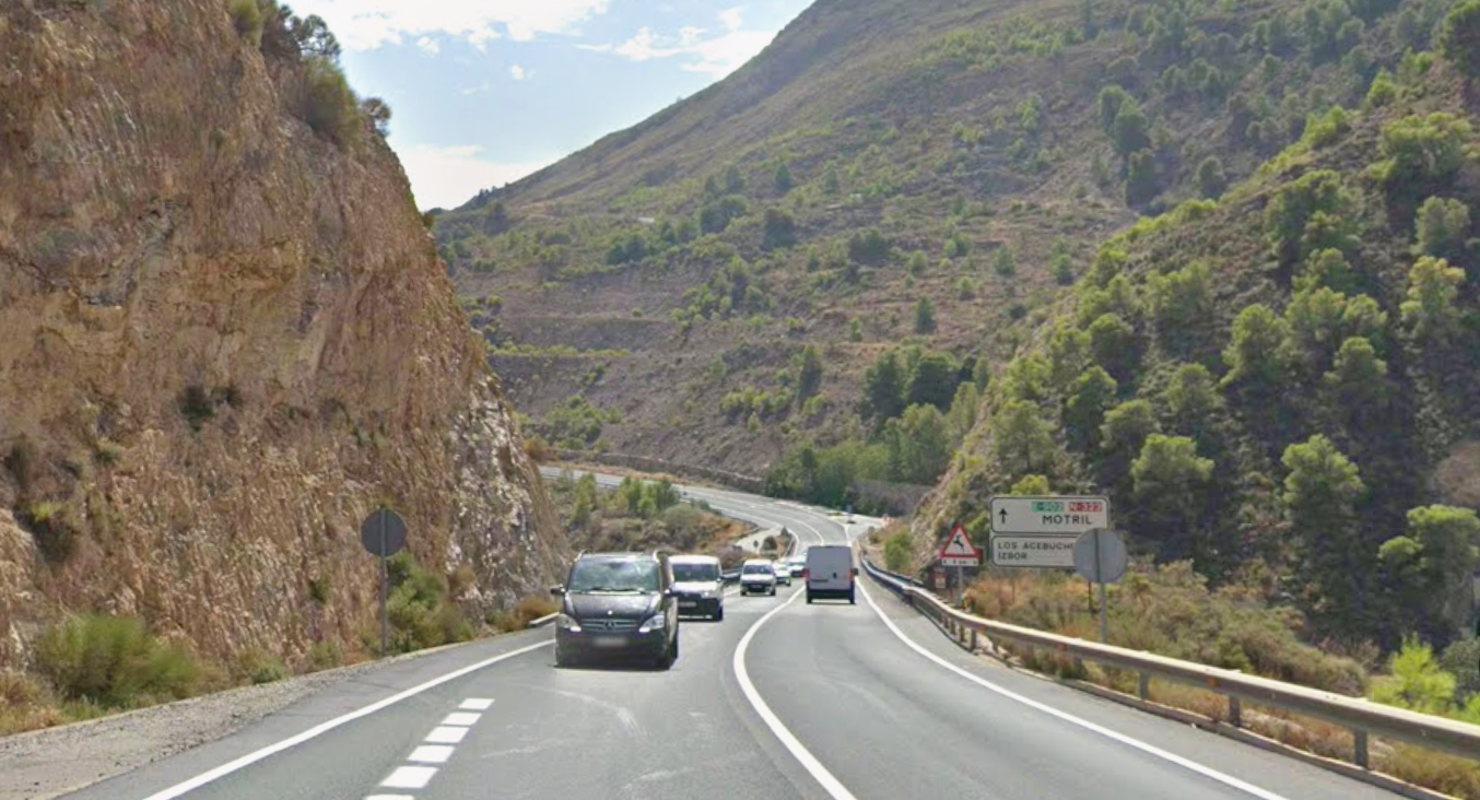 jornada-tragica-en-granada-un-hombre-de-70-anos-fallece-tras-caer-el-coche-que-conducia-por-un-terraplen-en-la-antigua-carretera-hacia-motril