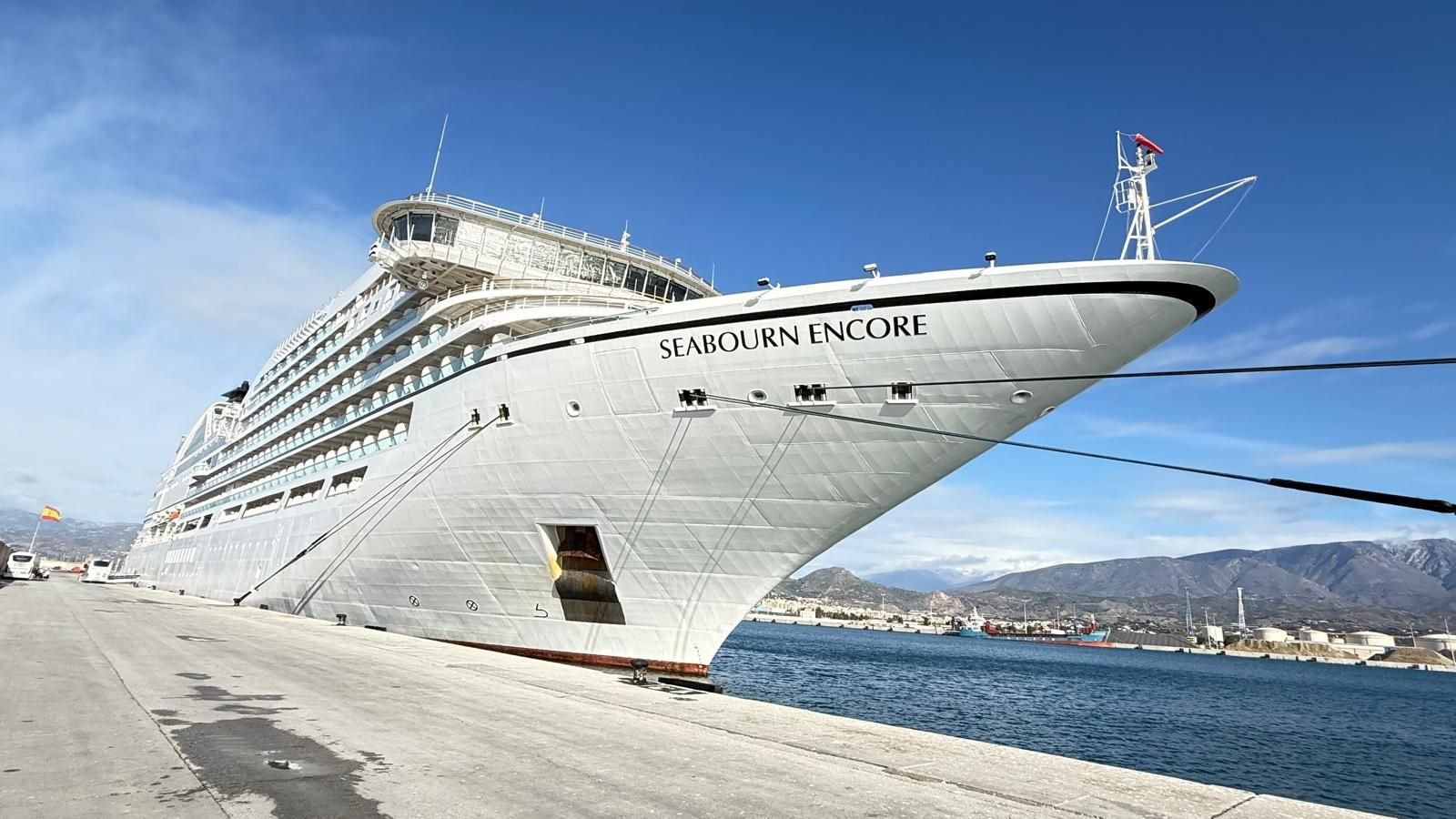 el-seabourn-encore-realiza-su-primera-escala-en-motril-con-581-pasajeros-406-tripulantes-y-163-excursionistas-dentro-de-una-travesia-de-lujo-por-el-mediterraneo