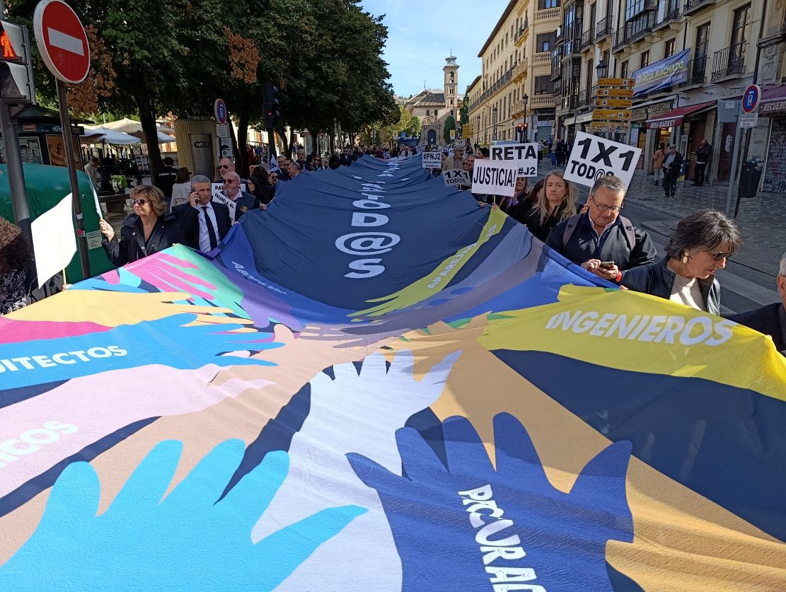 unos-200-abogados-y-procuradores-se-concentran-en-granada-para-exigir-una-pasarela-1x1-al-reta