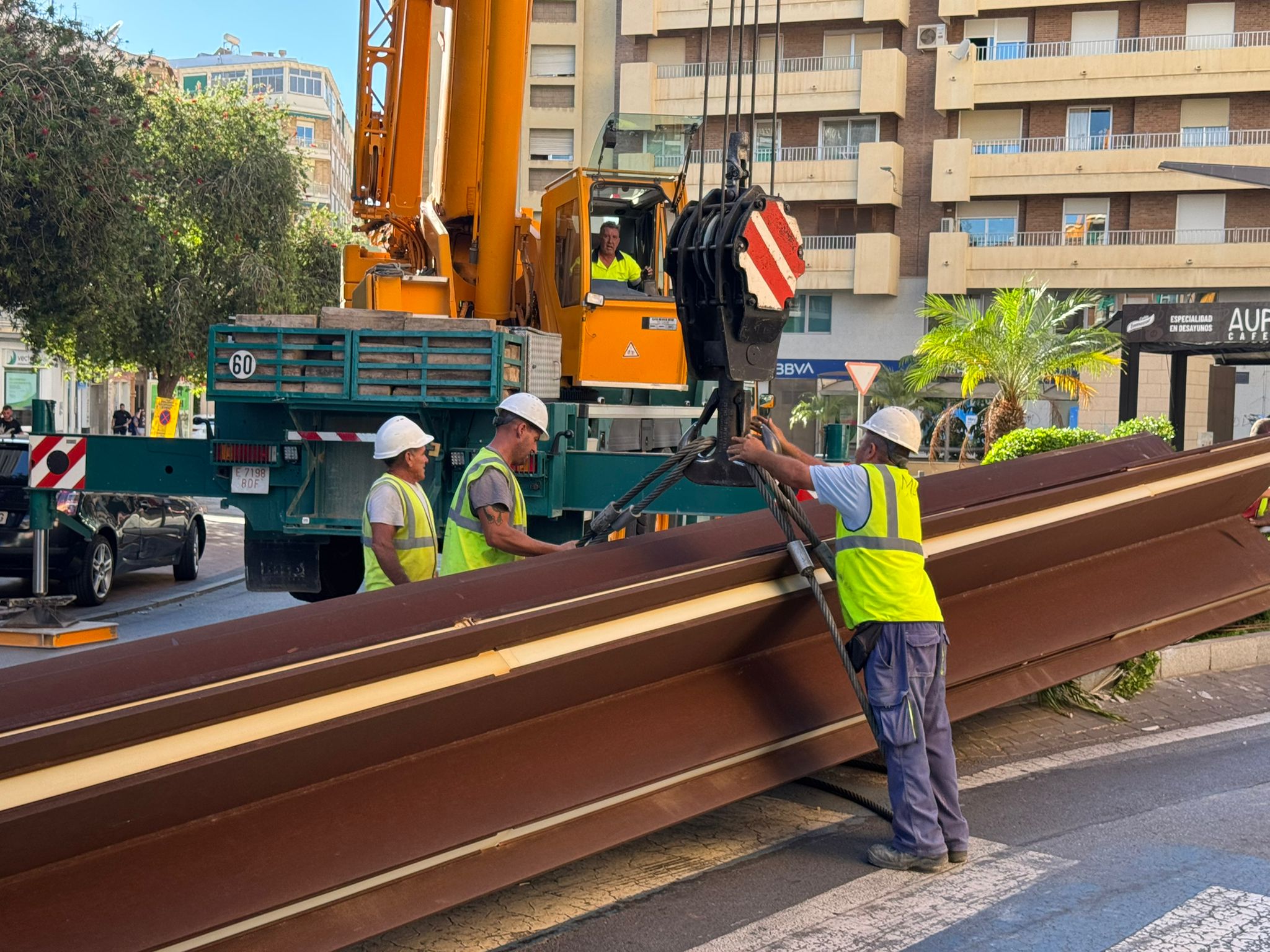 motril-el-escultor-abelardo-espejo-denuncia-danos-en-su-obra-obelisco-tras-traslado-en-motril
