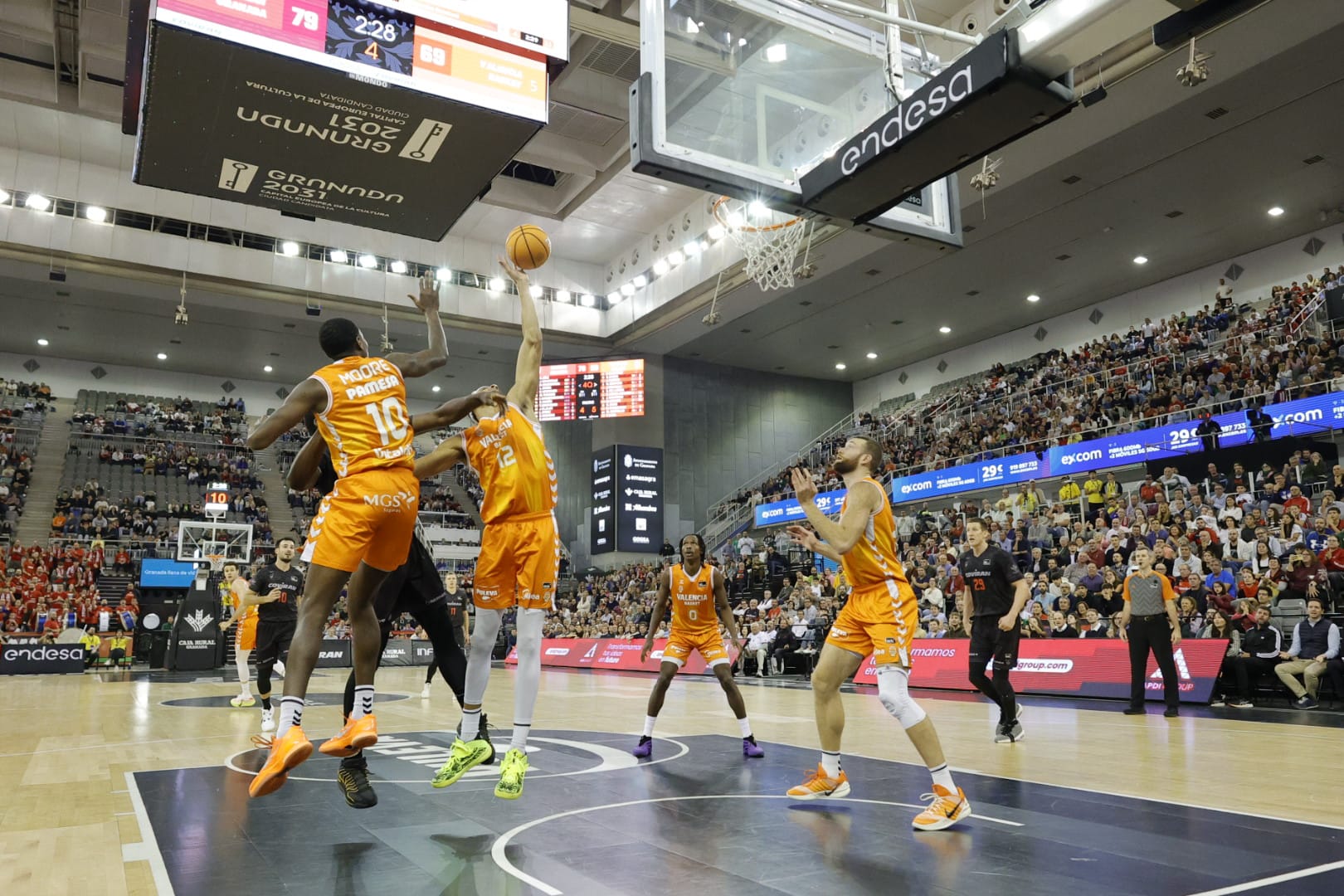 el-coviran-granada-tumba-al-lider-y-firma-una-noche-historica-en-el-palacio