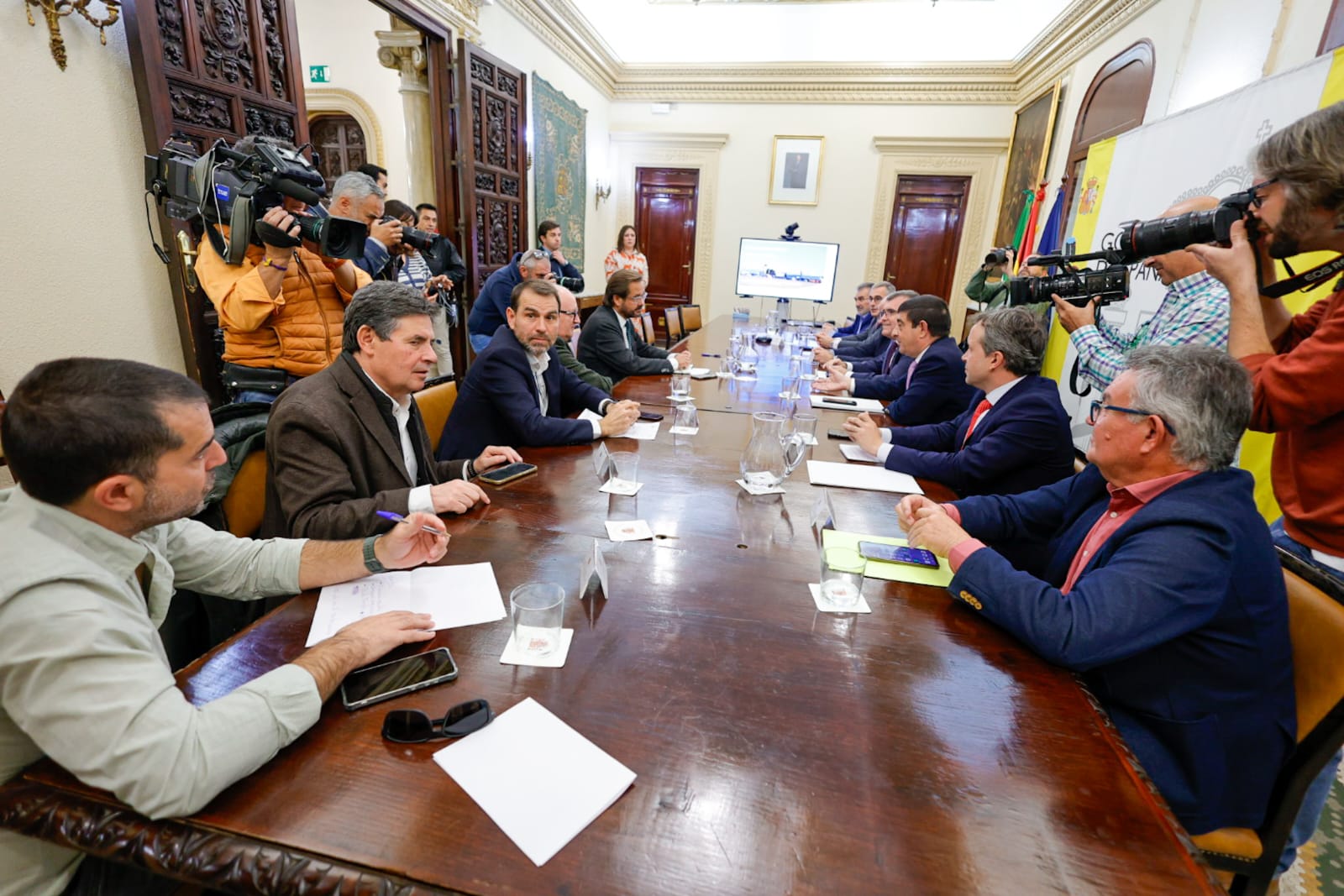 granada-rompe-con-jaen-y-abandona-la-mesa-del-aeropuerto-tras-un-duro-enfrentamiento-entre-ambos-presidentes