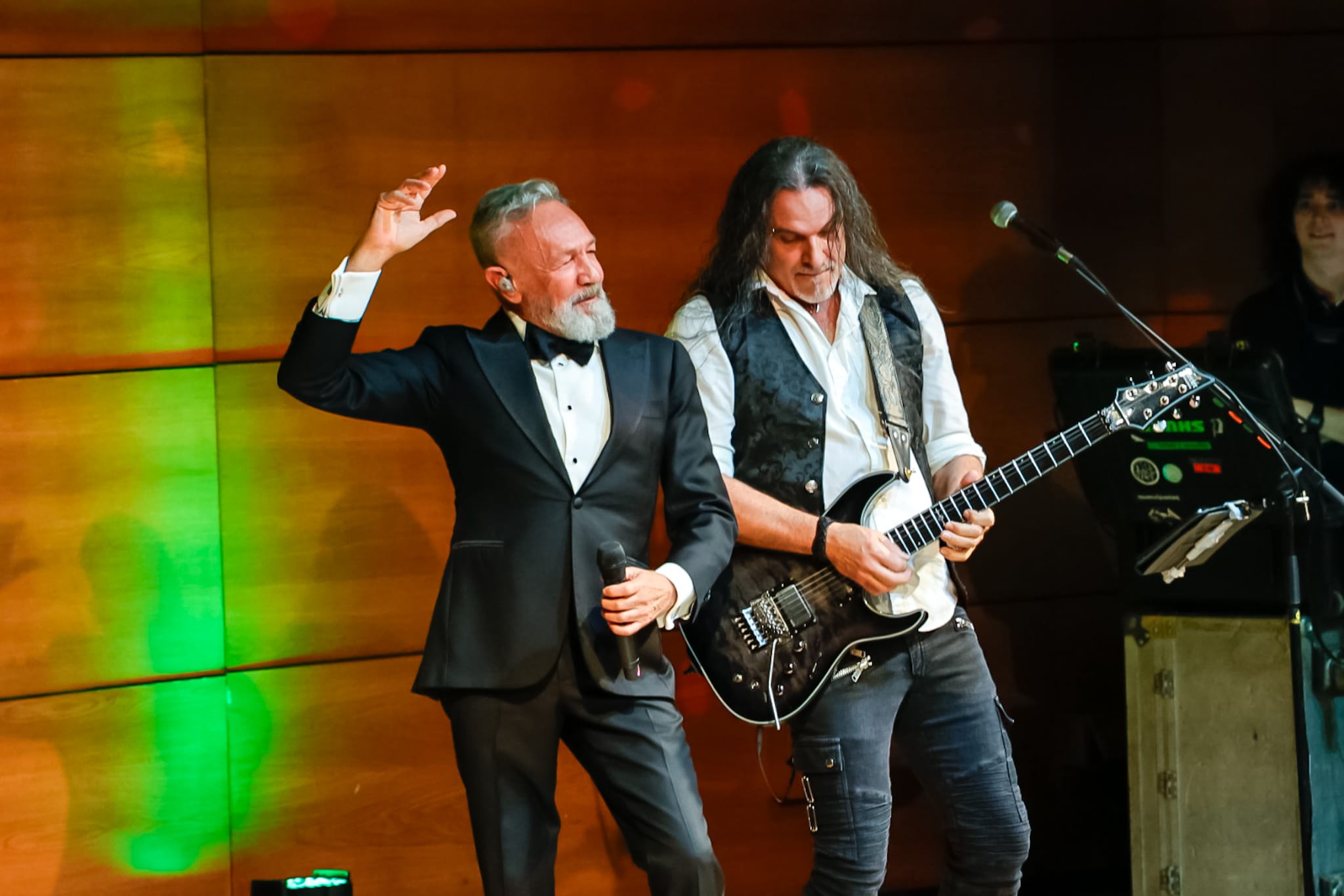 granada-el-exvocalista-de-la-union-ofrecio-un-concierto-intimo-y-cercano-que-termino-con-todo-el-publico-en-pie-en-apoyo-a-granada-acoge