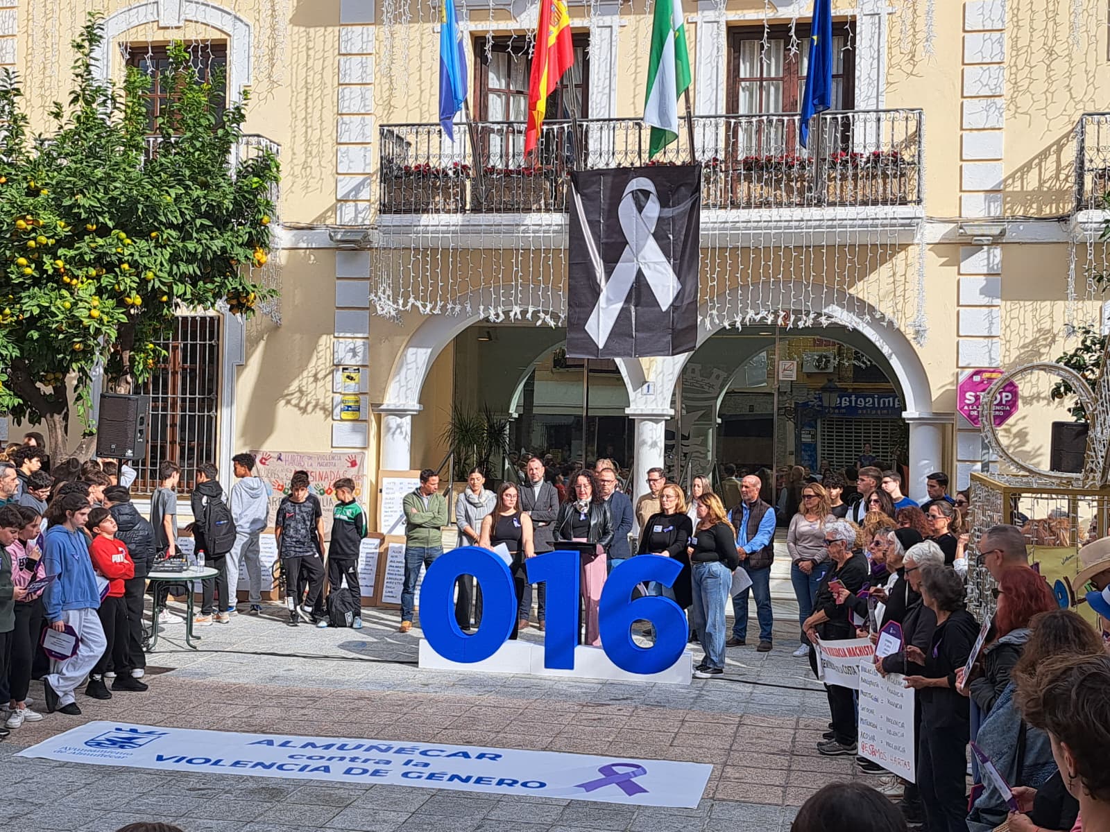almunecar-la-herradura-alza-la-voz-contra-la-violencia-de-genero-en-un-acto-conmemorativo-del-25n