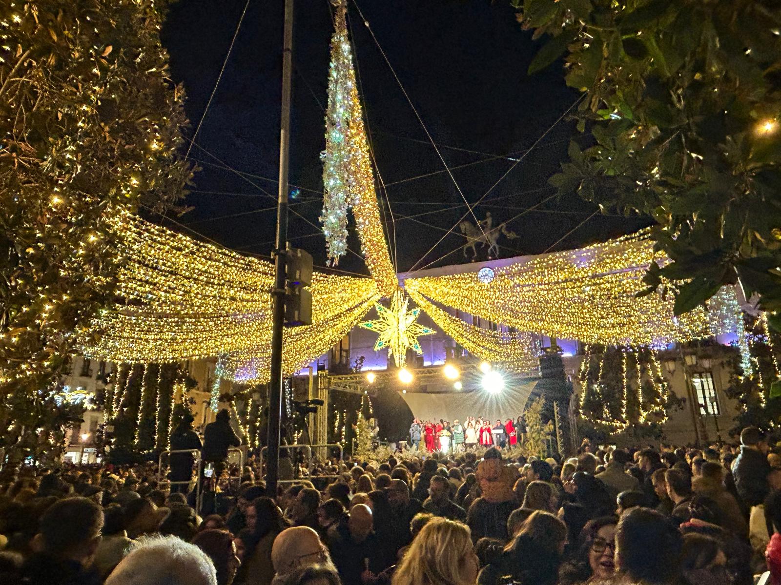 granada-enciende-la-navidad-ante-miles-de-personas-con-24-millones-de-luces-espectaculo-de-musica-danza-y-nieve-artificial