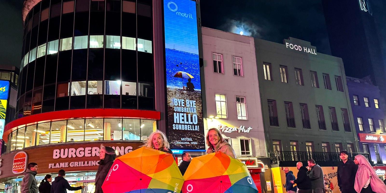 de-motril-a-leicester-square-el-sol-de-la-costa-tropical-se-planta-en-londres-con-el-adios-sombrilla-hola-parasol
