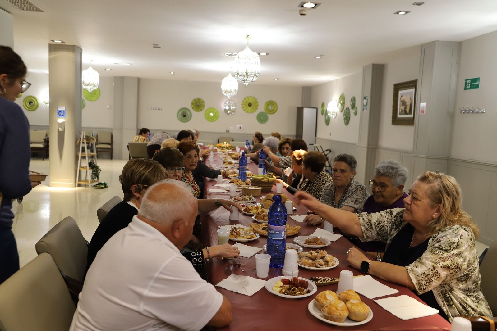 las-mujeres-mayores-de-huetor-tajar-celebran-una-fiesta-del-otono-con-dulces-elaborados-por-ellas