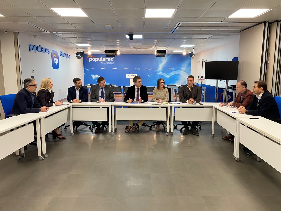 granada-el-pp-presenta-a-los-empresarios-granadinos-su-decalogo-para-autonomos-con-tarifa-cero-exencion-del-iva-hasta-85-000-e-y-mas-proteccion-social