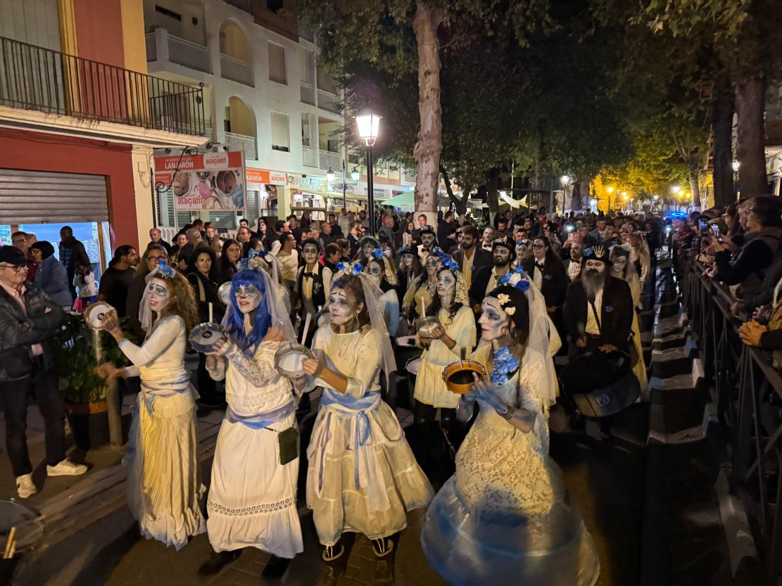 la-gran-castanada-de-lanjaron-lo-peta-1-200-kg-de-castanas-1-500-chuches-pasacalles-terror-y-fieston-hasta-la-noche