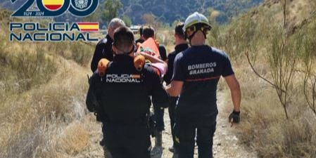 granada-la-policia-nacional-rescata-a-un-ciclista-herido-en-lancha-de-genil-tras-un-kilometro-de-ascenso-por-un-sendero-inaccesible-a-vehiculos