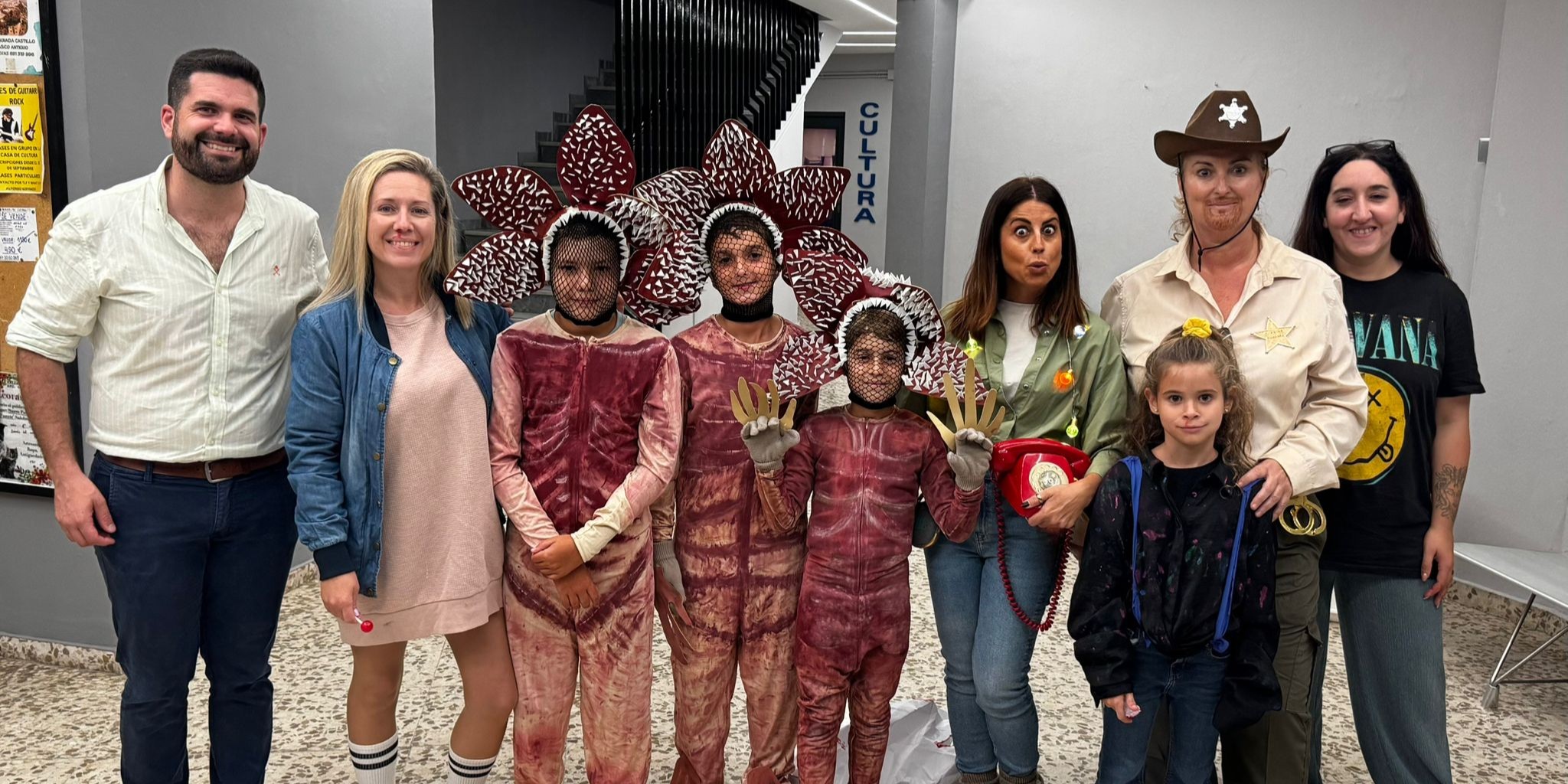 salobrena-un-grupo-disfrazado-de-stranger-things-gana-el-concurso-de-disfraces-del-pasacalles-de-halloween