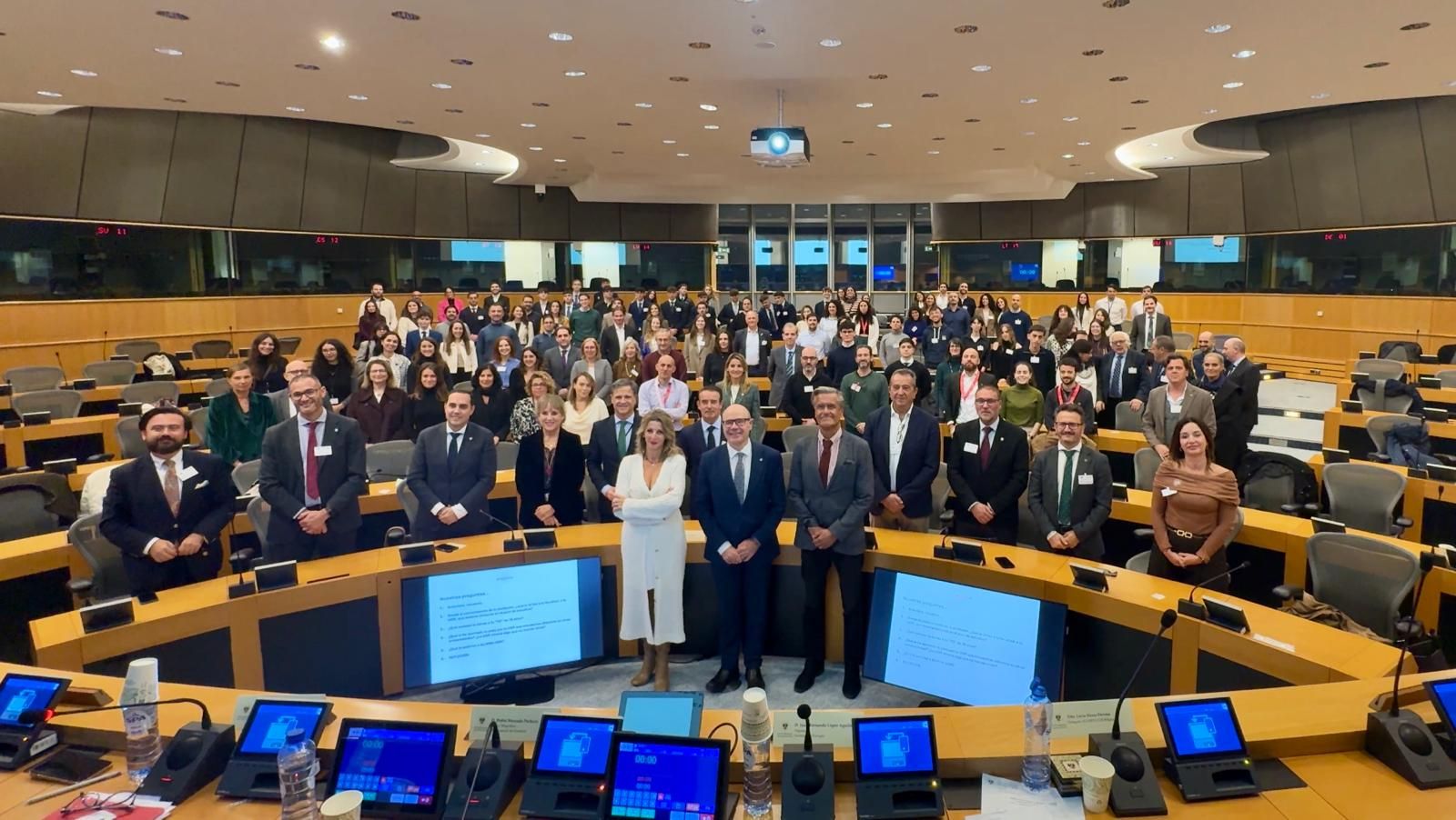 el-parlamento-europeo-acoge-a-120-egresados-en-un-encuentro-alumni-universidad-de-granada-que-ya-suma-11-000-miembros