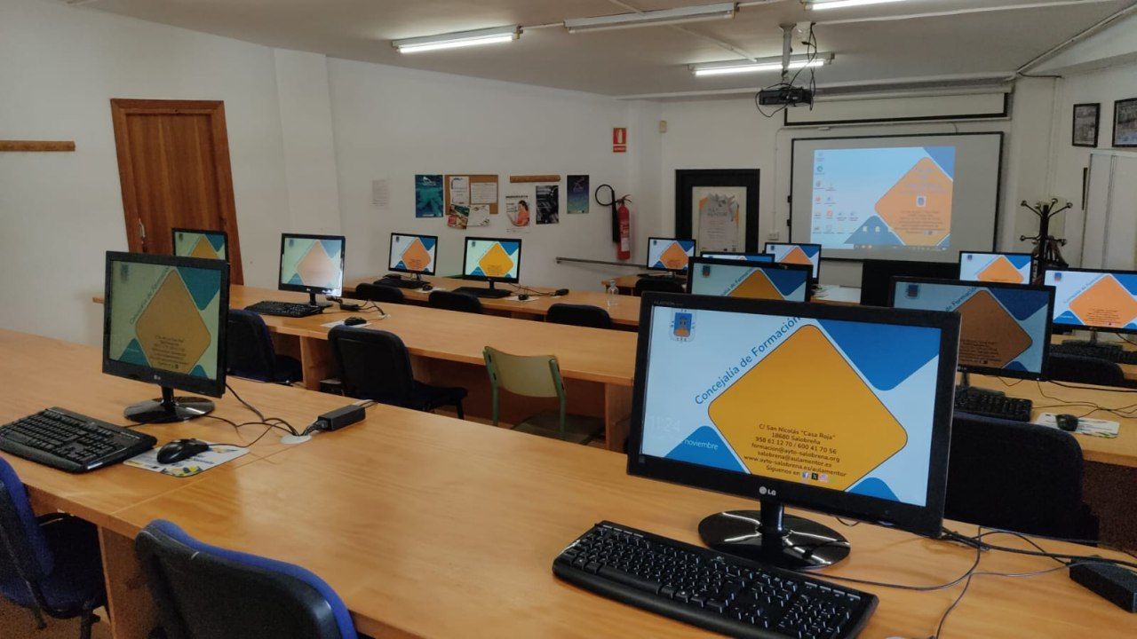 salobrena-vuelve-a-encender-la-chispa-digital-mas-de-20-anos-ensenando-informatica-a-quienes-nunca-tocaron-un-teclado