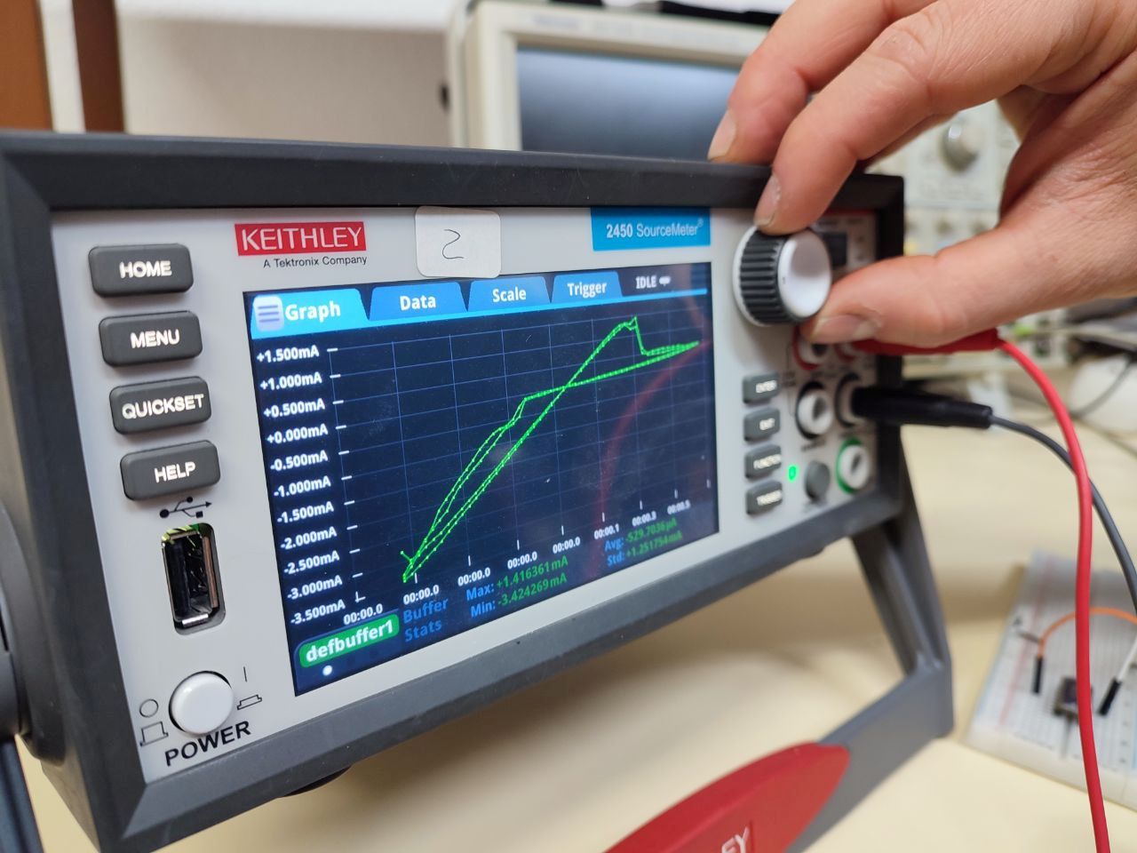granada-investigadores-de-la-ugr-logran-emular-por-primera-vez-un-memcondensador-paso-clave-hacia-una-electronica-capaz-de-aprender-y-autorregularse