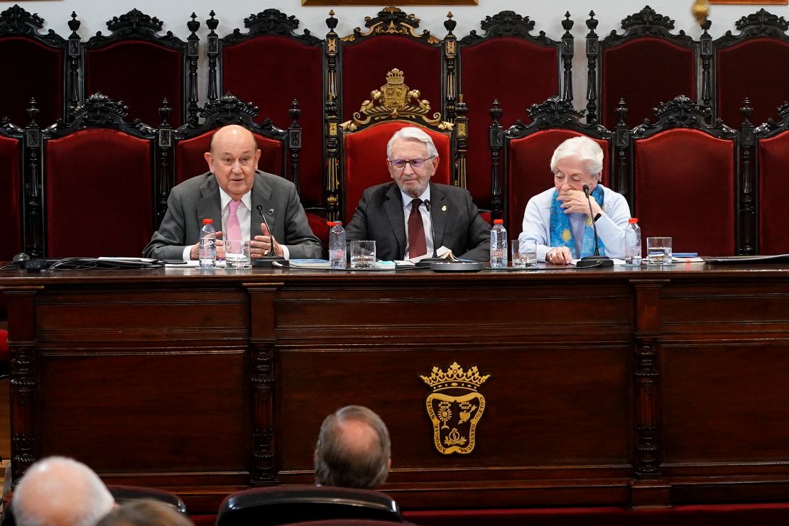 andres-ollero-presenta-en-granada-su-libro-que-es-el-derecho-reflexionando-sobre-justicia-derecho-y-valores-fundamentales