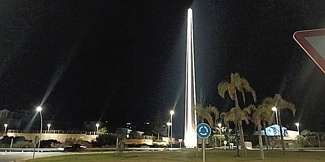 motril-gana-identidad-en-su-entrada-el-obelisco-luce-ahora-con-toda-su-grandeza