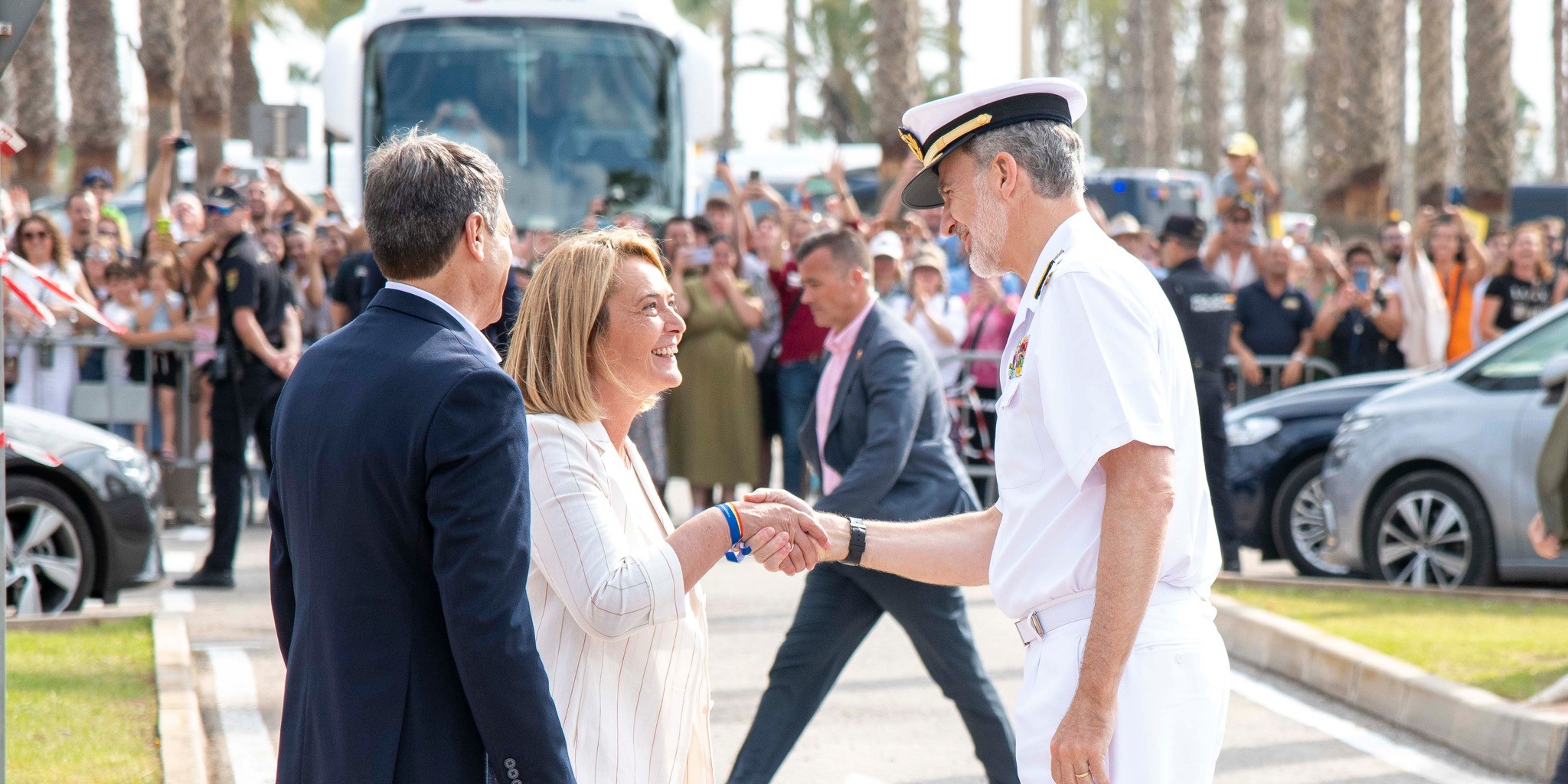 el-ministerio-de-defensa-premia-la-labor-de-luisa-garcia-chamorro-en-el-dia-de-las-fuerzas-armadas-con-la-cruz-al-merito-militar-con-distintivo-blanco