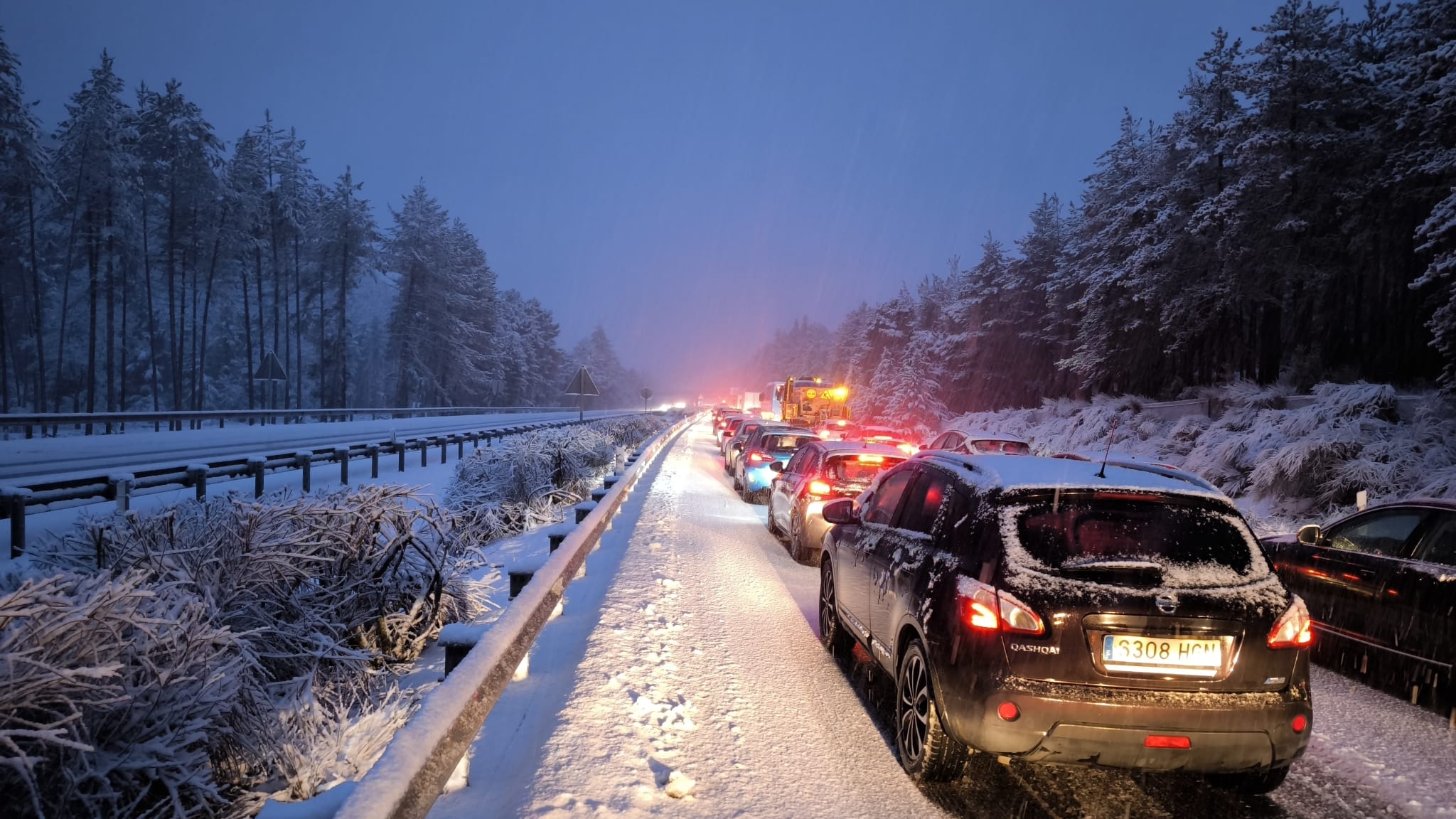 granada-la-nieve-obliga-a-usar-cadenas-en-la-a-92-y-afecta-a-la-a-395-a-4025-a-4030-y-a-397