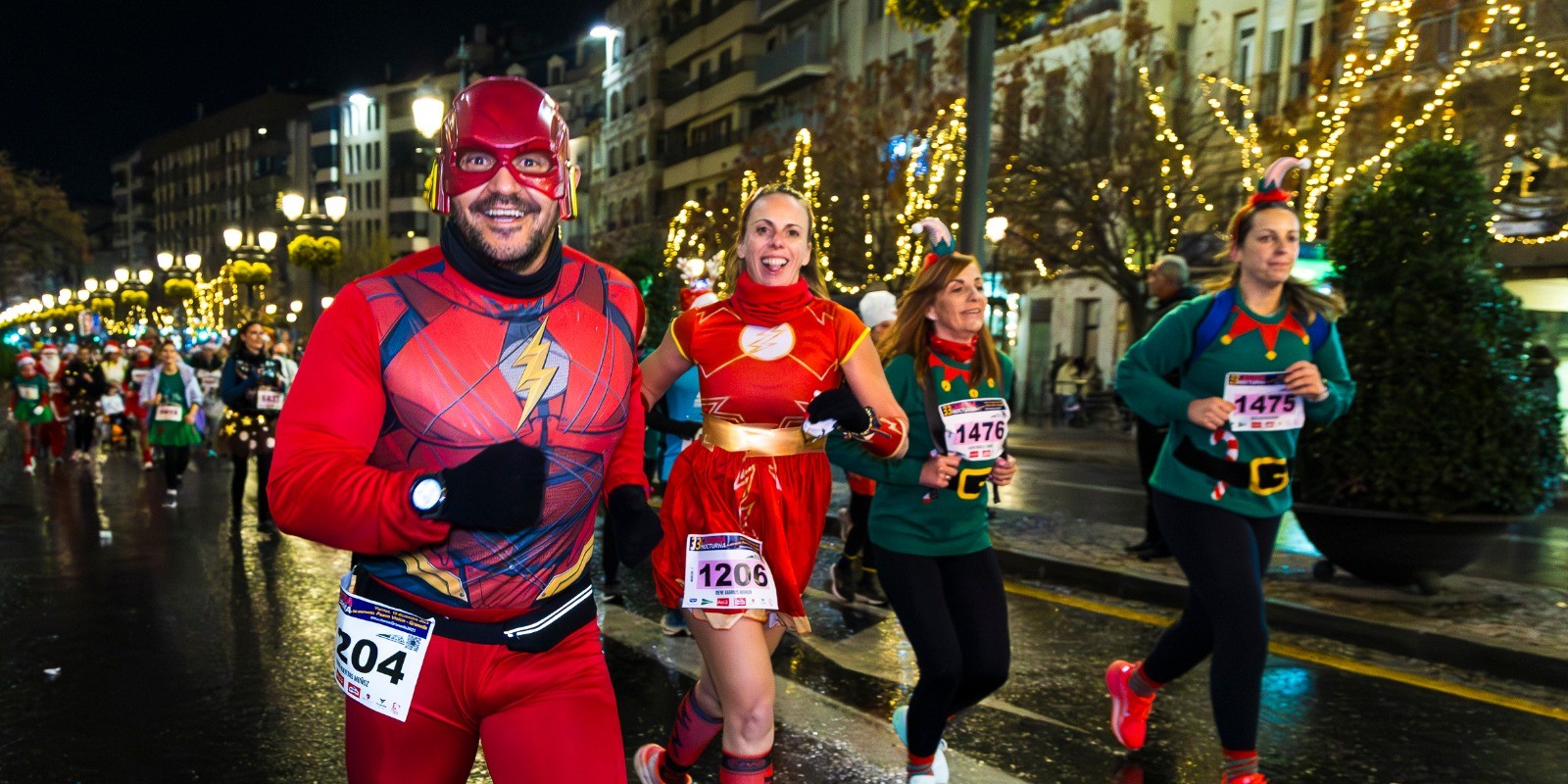 duendes-papas-noel-y-superheroes-invaden-granada-en-la-carrera-nocturna-y-de-disfraces-2025