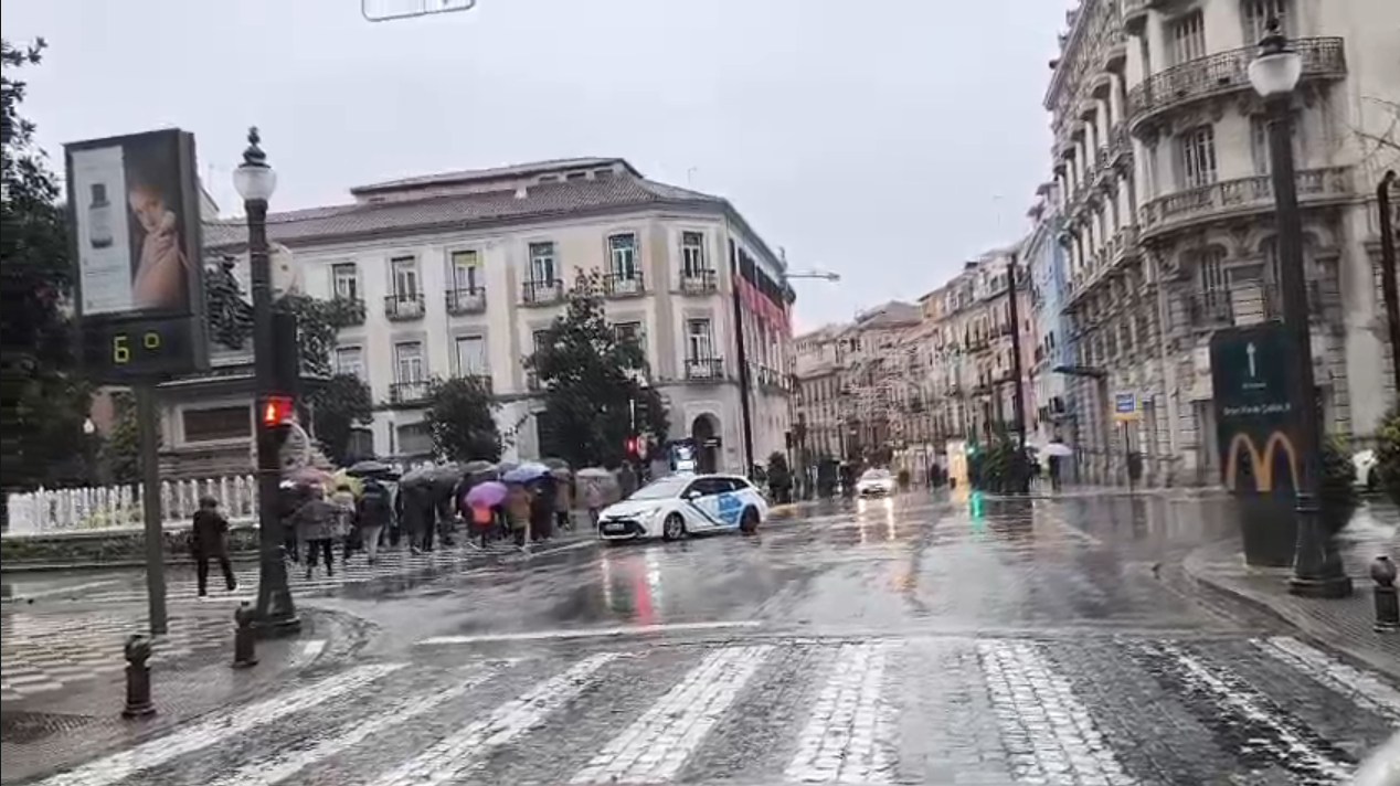 granada-vive-un-domingo-pasado-por-agua-y-con-sabor-plenamente-invernal