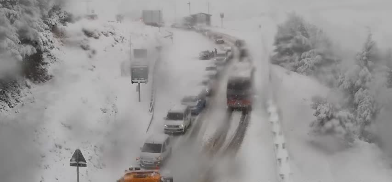 granada-nevada-intensa-en-sierra-nevada-36-de-139-pistas-abiertas-y-carretera-cortada-a-partir-del-km-16