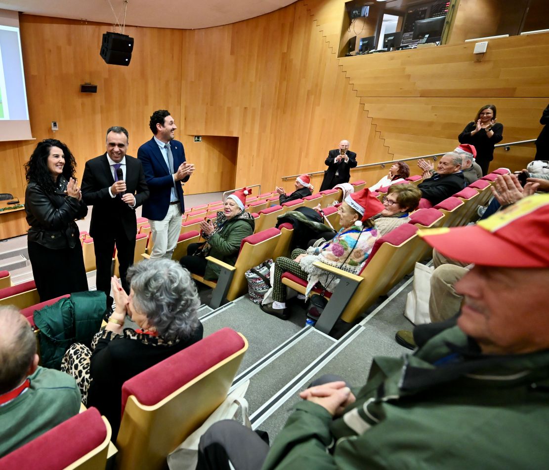 la-diputacion-de-granada-lleva-a-80-mayores-a-celebrar-la-navidad-en-almunecar-para-combatir-la-soledad